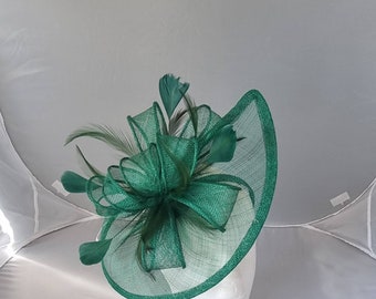 Nuovo verde splendido fascinator Hatinator Sinamay per cappello da sposa su fascia.Tea Party, Royal Ascot