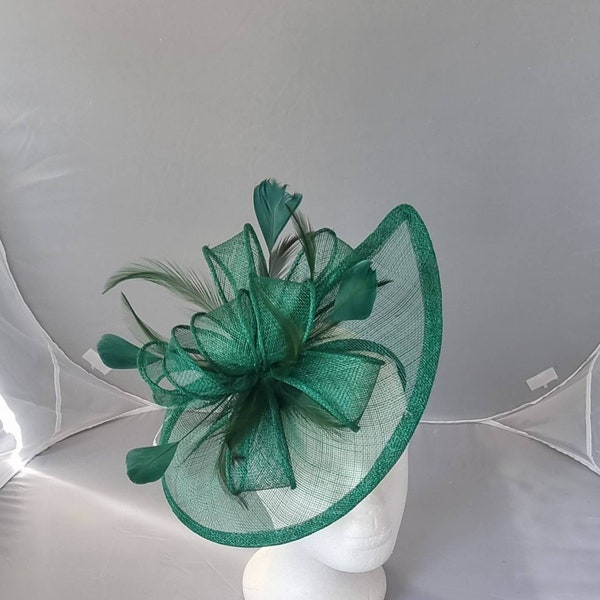 Nouveau superbe bibi Hatinator Sinamay vert pour chapeau de mariage sur bandeau. Tea Party, Royal Ascot