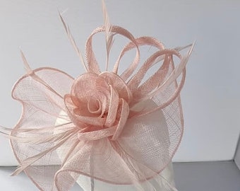 Bibis Hatinator rose pâle, rose clair, rose avec bracelet et clip pour mariages, courses, Ascot, Kentucky Derby, Melbourne Cup