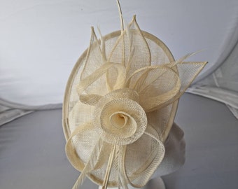 Neue Creme, Elfenbeinfarbe Fascinator Hatinator mit Band & Clip Hochzeiten-Rennen, Ascot, Kentucky Derby, Melvin Cup