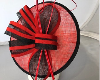 Neuer roter schwarzer runder Fascinator Hatinator mit Band & Clip Hochzeiten-Rennen, Ascot, Kentucky Derby, Melvin Cup