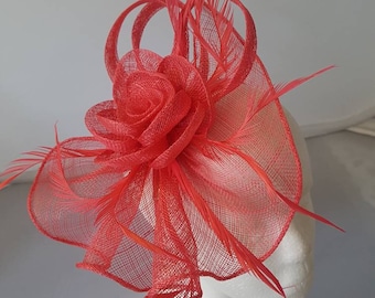 Tocado impresionante de color rosa coral Hatinator Sinamay sombrero de boda con clip y diadema. Fiesta del té, Royal Ascot