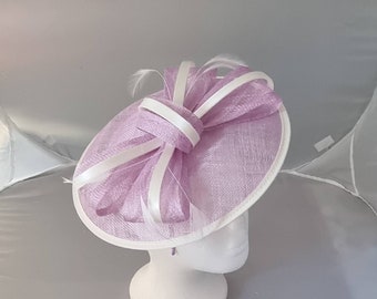 Neu helllila und off-white Rund Fascinator Hatinator mit Band & Clip Hochzeit Rennen, Ascot, Kentucky Derby, Melbourne Cup