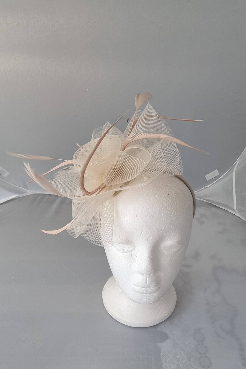 Bibis Hatinator beige avec serre-tête Mariages Races, Ascot, Kentucky Derby, Melbourne Cup Petite taille image 3