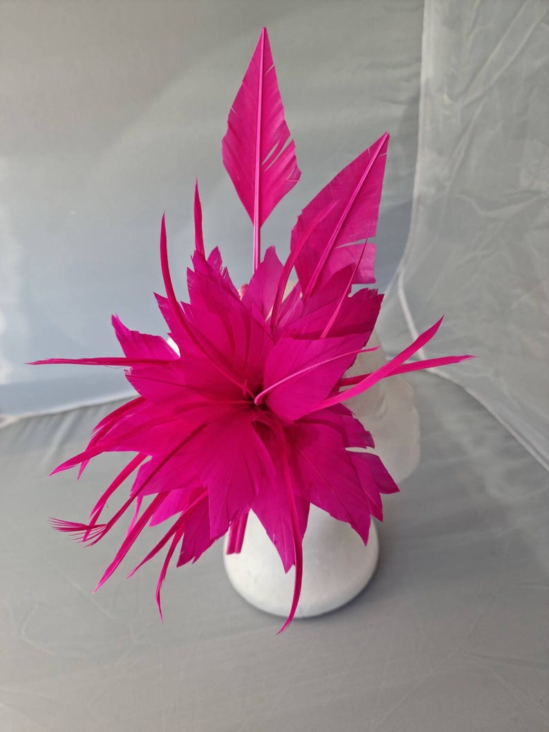 Nouveau fascinator hatinator rose fuchsia avec bracelet et clip dans plus de couleurs Mariages Courses, Ascot, Kentucky Derby, Melbourne Cup image 1