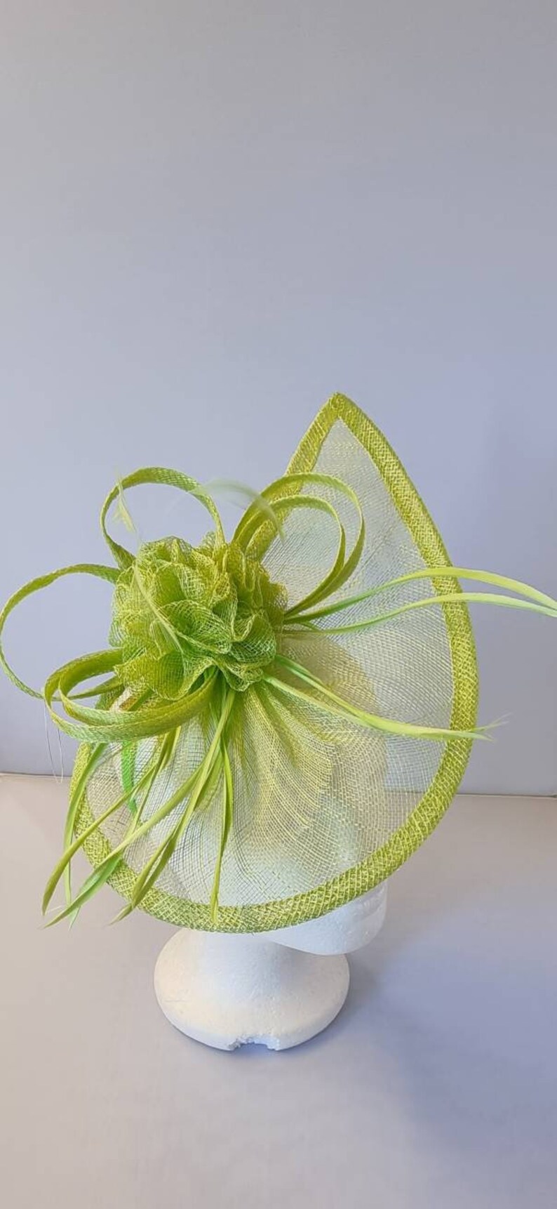 Nouveau fascinator hatinator vert lime avec bande et clip avec plus de couleurs Mariages Courses, Ascot, Kentucky Derby, Melbourne Cup image 1