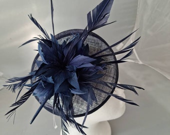 Nouveau Hatinator Fascinator bleu marine avec bande et clip avec plus de couleurs mariages courses, Ascot, Kentucky Derby, Melbourne Cup