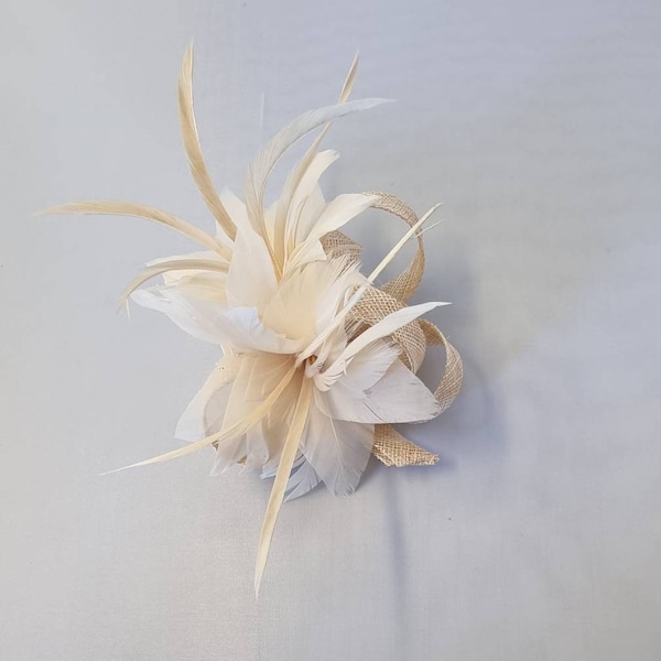 New Beige Flower Hatinator avec clip Weddings Races, Ascot, Kentucky Derby, Melbourne Cup - Petite taille