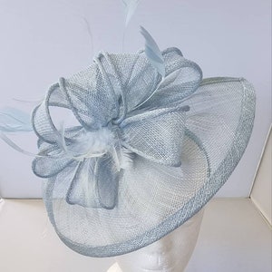 Superbe bibi Hatinator Sinamay bleu pâle et bleu clair pour chapeau de mariage sur le bandeau. Tea Party, Royal Ascot image 1
