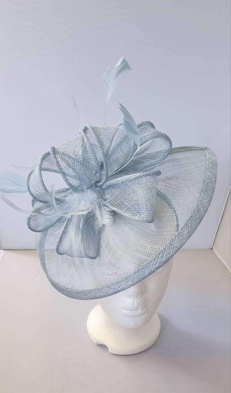 Neue blassblaue, hellblaue Farbe atemberaubende Fascinator Hatinator Sinamay für Hochzeitshut auf Stirnband.Tea Party, Royal Ascot Bild 1