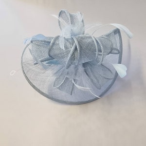 Neue blassblaue, hellblaue Farbe atemberaubende Fascinator Hatinator Sinamay für Hochzeitshut auf Stirnband.Tea Party, Royal Ascot Bild 5