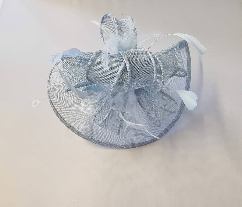 Neue blassblaue, hellblaue Farbe atemberaubende Fascinator Hatinator Sinamay für Hochzeitshut auf Stirnband.Tea Party, Royal Ascot Bild 5