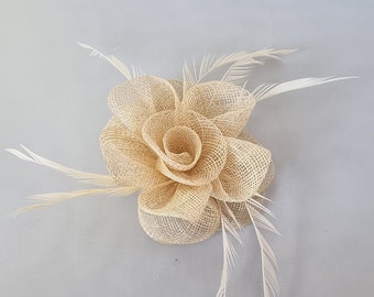 Neuer beigefarbener Blumen-Hatinator mit Clip für Hochzeiten, Rennen, Ascot, Kentucky Derby, Melbourne Cup – kleine Größe