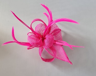 Nuevo Hatinator de flores de color rosa intenso con clip para carreras de bodas, Ascot, Kentucky Derby, Copa Melbourne - Tamaño pequeño