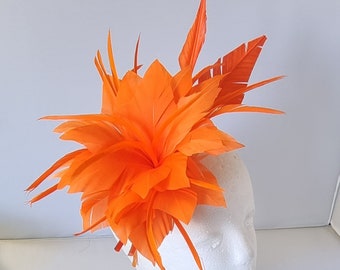 Bibis Hatinator orange neuf avec bande et clip, plus de couleurs Mariages Courses, Ascot, Kentucky Derby, Melbourne Cup