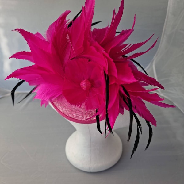 Bibis Hatinator rond rose vif avec plumes noires avec bracelet et clip Mariages Courses, Ascot, Kentucky Derby, Melbourne Cup