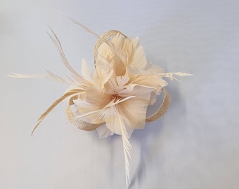 Nuovo Hatinator a fiori di colore beige con clip Gare per matrimoni, Ascot, Kentucky Derby, Melbourne Cup - Taglia piccola