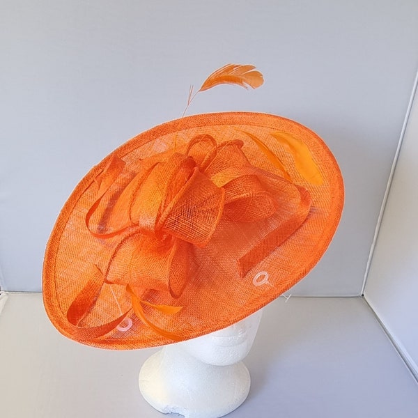 Bibis Hatinator orange neuf avec bande et clip, plus de couleurs Mariages Courses, Ascot, Kentucky Derby, Melbourne Cup