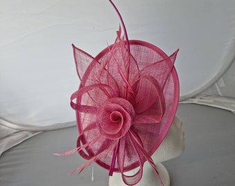 Neue Rose Pink Farbe Fascinator Hatinator mit Band & Clip Hochzeiten Rennen, Ascot, Kentucky Derby, Melbourne Cup