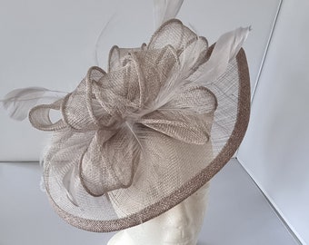 Neuer hellgrauer atemberaubender Fascinator Hatinator Sinamay für Hochzeitshut auf Stirnband.Tea Party, Royal Ascot