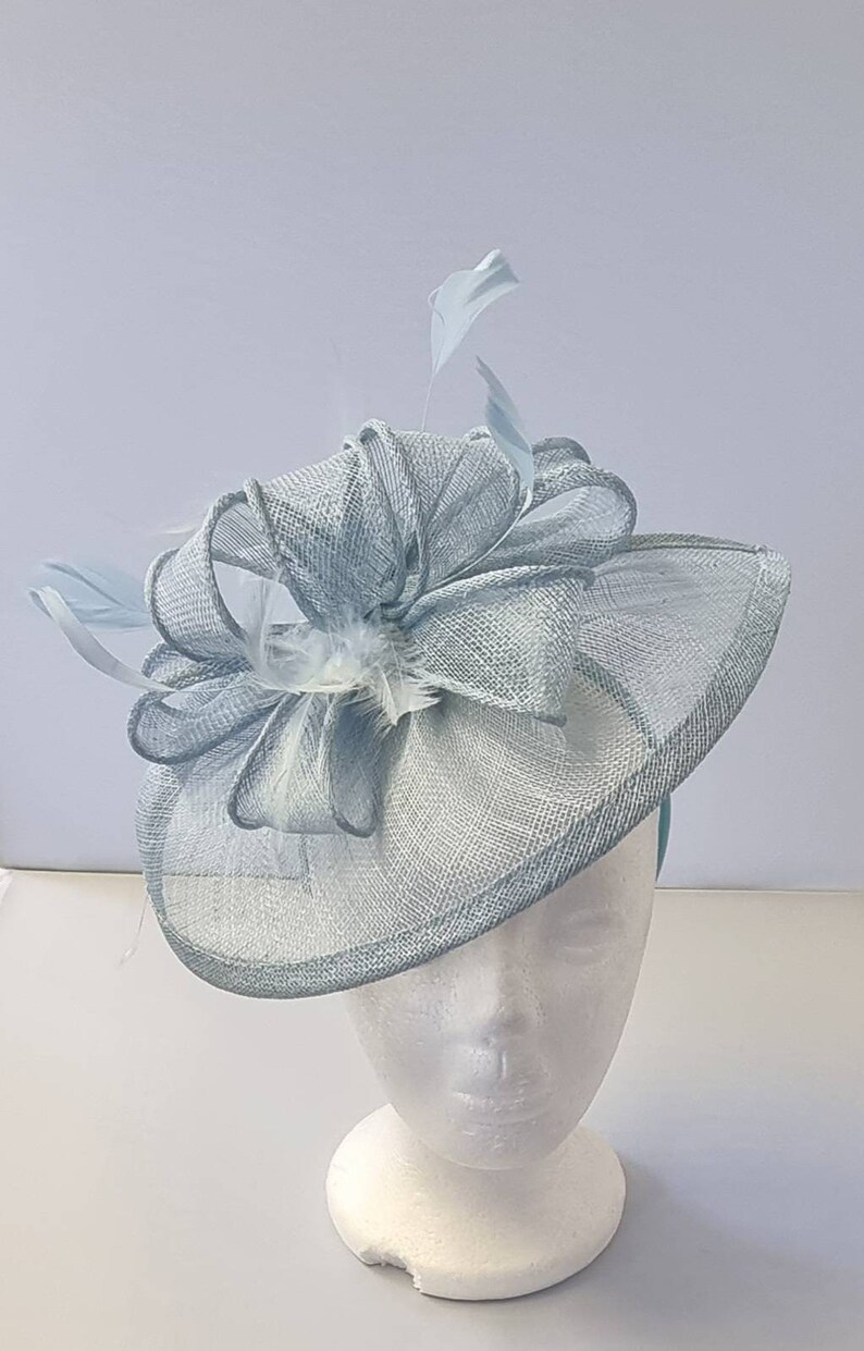 Neue blassblaue, hellblaue Farbe atemberaubende Fascinator Hatinator Sinamay für Hochzeitshut auf Stirnband.Tea Party, Royal Ascot Bild 4