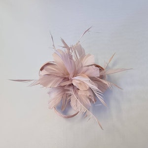 Fleur Hatinator rose poudré, rose pâle avec clip Mariages Races, Ascot, Kentucky Derby, Melbourne Cup - Petite taille