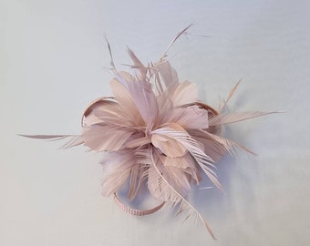 Fleur Hatinator rose poudré, rose pâle avec clip Mariages Races, Ascot, Kentucky Derby, Melbourne Cup - Petite taille