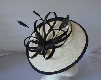 Bibis Hatinator rond noir crème avec bague et clip pour mariages Races, Ascot, Kentucky Derby, Melbourne Cup