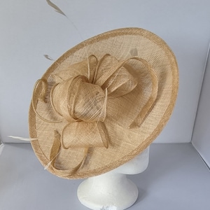 Neuer goldfarbener Fascinator Hatinator mit Band und Clip mit mehr Farben für Hochzeiten, Rennen, Ascot, Kentucky Derby, Melbourne Cup Bild 1