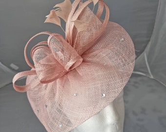 Bibis Hatinator rose pâle avec alliance et clip pour mariages Races, Ascot, Kentucky Derby, Melbourne Cup