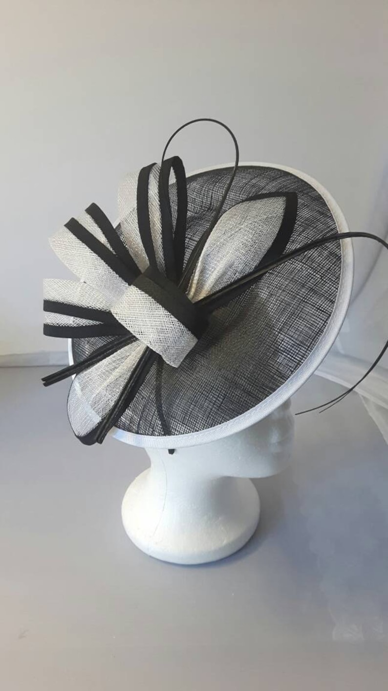 Neuer schwarzer weißer runder Fascinator Hatinator mit Band und Clip für Hochzeiten, Rennen, Ascot, Kentucky Derby, Melbourne Cup Bild 1