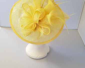 Nuevo tocado redondo de color amarillo claro y amarillo pálido con banda y clip para carreras de bodas, Ascot, Derby de Kentucky, Copa de Melbourne