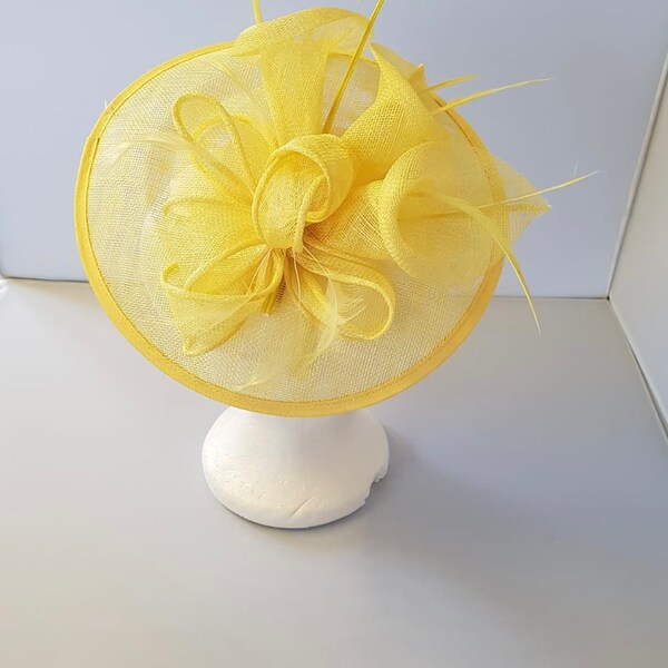 Nouvelle couleur jaune clair, jaune pâle Fascinator rond Hatinator avec bande et clip mariages courses, Ascot, Kentucky Derby, Melbourne Cup