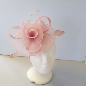 Nouveau fascinator hatinator rose pâle, rose clair avec bracelet et clip pour mariages, courses, Ascot, Kentucky Derby, Melbourne Cup Petite taille image 4