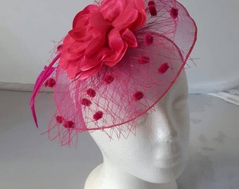 New Hot Pink Fascinator Hatinator avec Band & Clip Weddings Races, Ascot, Kentucky Derby, Melbourne Cup