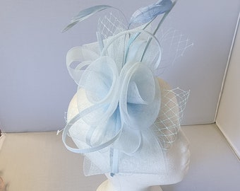 Nuovo Fascinator Hatinator di colore blu baby con fascia e clip Gare per matrimoni, Ascot, Kentucky Derby, Melbourne Cup - Taglia piccola