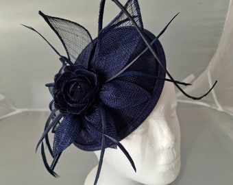 Nuevo color azul marino impresionante fascinator hatinator sinamay sombrero de boda woth clip y diadema. Fiesta del té, Royal Ascot