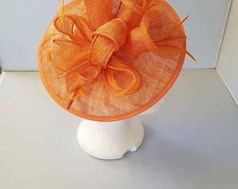 Nuovo Fascinator Hatinator arancione con fascia e clip Gare per matrimoni, Ascot, Kentucky Derby, Melbourne Cup