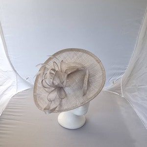Neue hellgraue Farbe Fascinator Hatinator mit Band mit mehr Farben Hochzeiten-Rennen, Ascot, Kentucky Derby, Melvin Cup