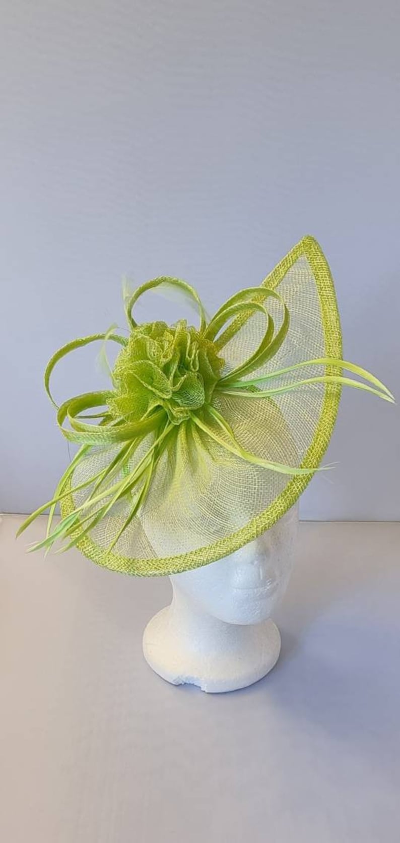 Nouveau fascinator hatinator vert lime avec bande et clip avec plus de couleurs Mariages Courses, Ascot, Kentucky Derby, Melbourne Cup image 2