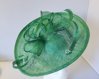 Nuovo Fascinator Hatinator di colore verde bottiglia con fascia e clip Matrimoni Gare, Ascot, Kentucky Derby, Melbourne Cup