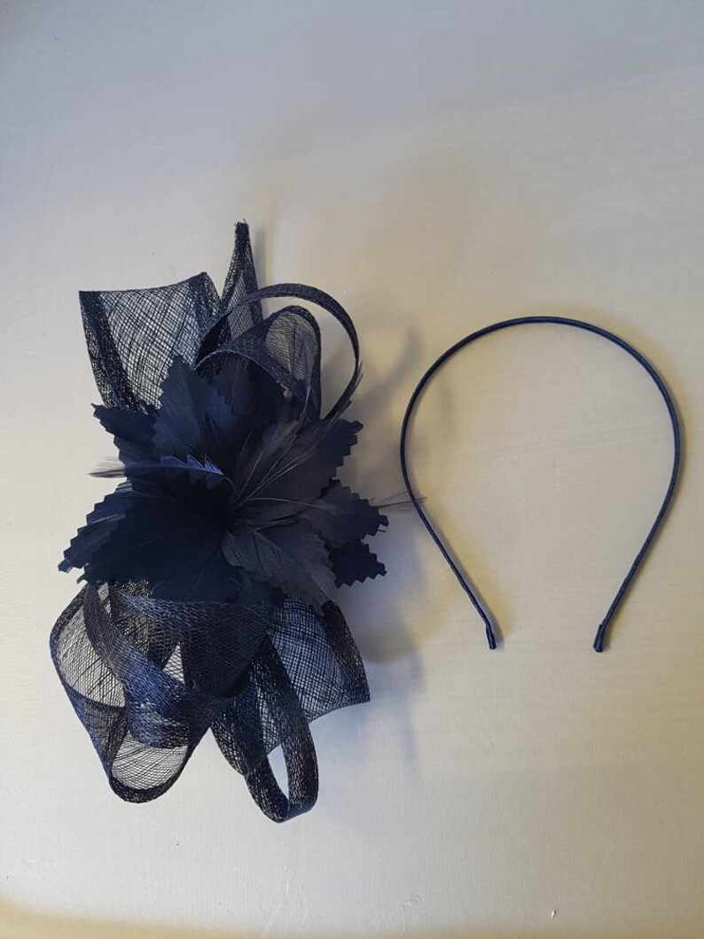 Neuer Dunkelblauer Fascinator Hatinator mit Stirnband & Clip HochzeitEn Rennen, Ascot, Kentucky Derby, Melbourne Cup Bild 4