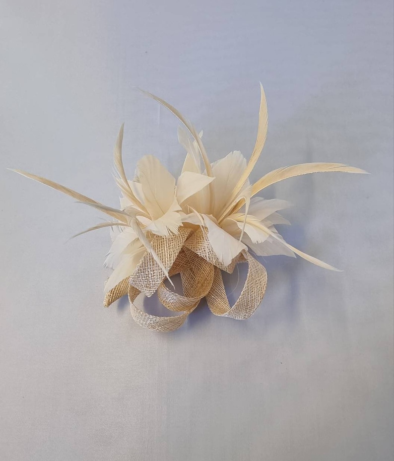 New Beige Flower Hatinator avec clip Weddings Races, Ascot, Kentucky Derby, Melbourne Cup Petite taille image 2