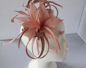 Bibis Hatinator rose poudré avec bague et clip pour mariages Races, Ascot, Kentucky Derby, Melbourne Cup