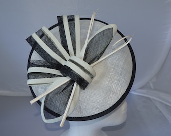 Neuer runder Fascinator Hatinator in Creme und Schwarz mit Band und Clip. Hochzeiten, Rennen, Ascot, Kentucky Derby, Melbourne Cup