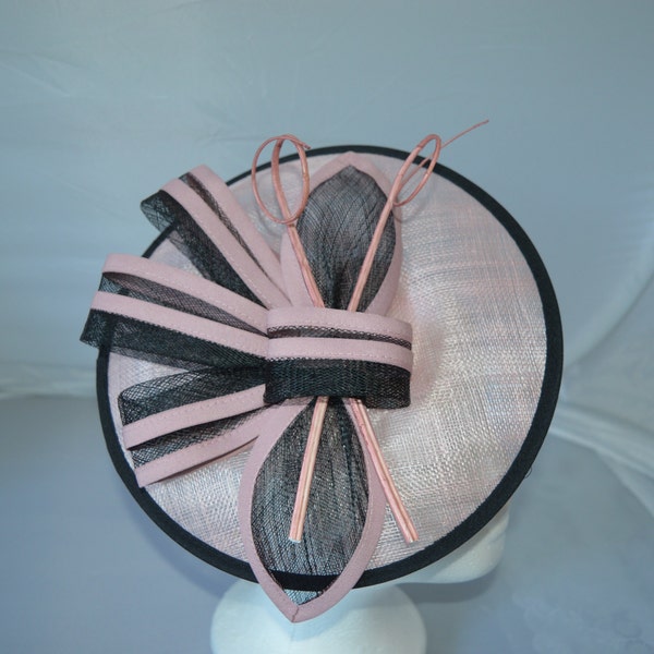 Bibis Hatinator rond rose clair et noir avec bague et clip pour mariages, courses, Ascot, Derby du Kentucky, Melbourne Cup