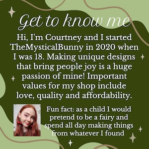 K&ouml;nnte beinhalten: Eine Frau mit roten Haaren und einem freundlichen L&auml;cheln ist abgebildet. Der Text lautet "Get to know me" und enth&auml;lt Informationen &uuml;ber die Shop-Besitzerin Courtney, die TheMysticalBunny im Jahr 2020 gegr&uuml;ndet hat. Der Text erw&auml;hnt auch, dass die Werte von Courtneys Shop Liebe, Qualit&auml;t und Erschwinglichkeit beinhalten.