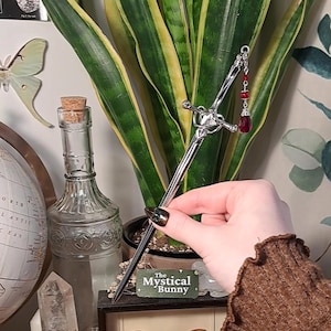 Horquilla de pelo con forma de espada en tono plateado con dije de cuentas de vidrio, 1 pieza de 20 cm, accesorio para el pelo de estilo medieval inspirado en la fantasía de los elfos vampiros.