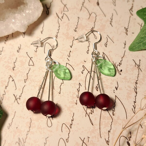 Pendientes de cerezas de cristal rojo intenso en ganchos de plata de ley. 45 mm. Pendientes de hadas de estilo cottagecore, pendientes colgantes de fantasía de elfos