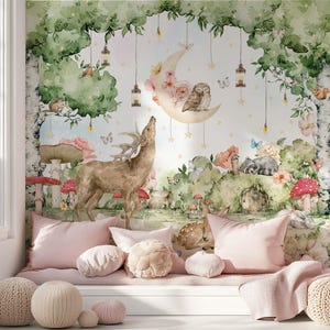 Könnte beinhalten: Ein skurriles Wandbild mit einer Waldszene mit einem Hirsch, Pilzen und einem Mond mit einer Eule. Die Farbpalette umfasst sanfte Grüntöne, Rosa und Braun. Rosa Kissen und Poufs im Vordergrund schaffen eine gemütliche Atmosphäre.